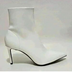Jeffrey Campbell white leather ankle boot. Size 8.5
